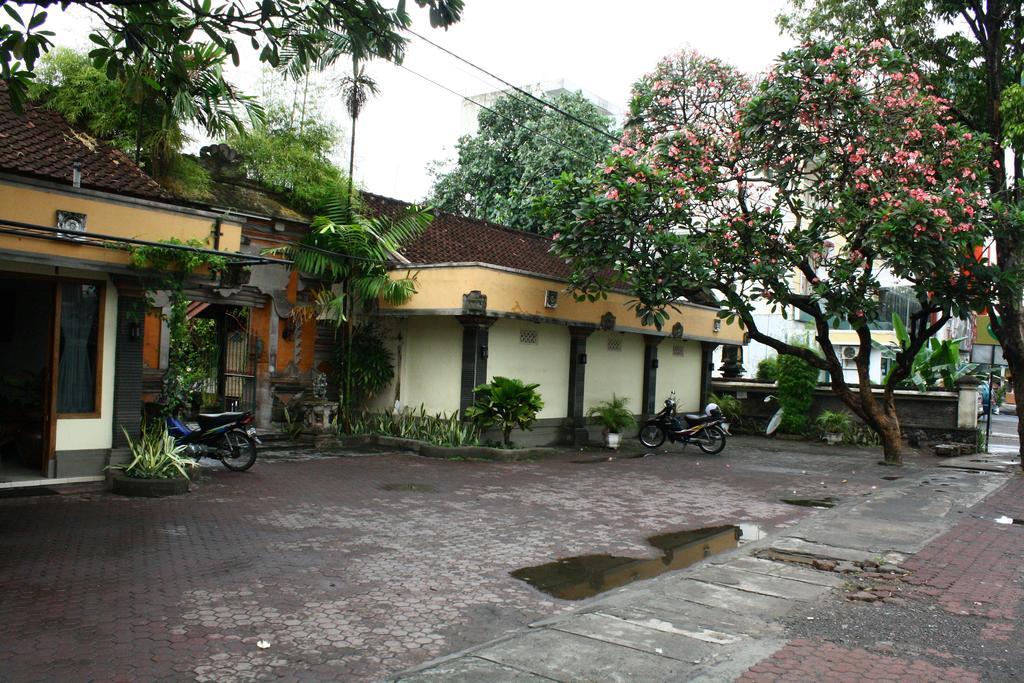 Hotel Ratih Матарам Екстер'єр фото